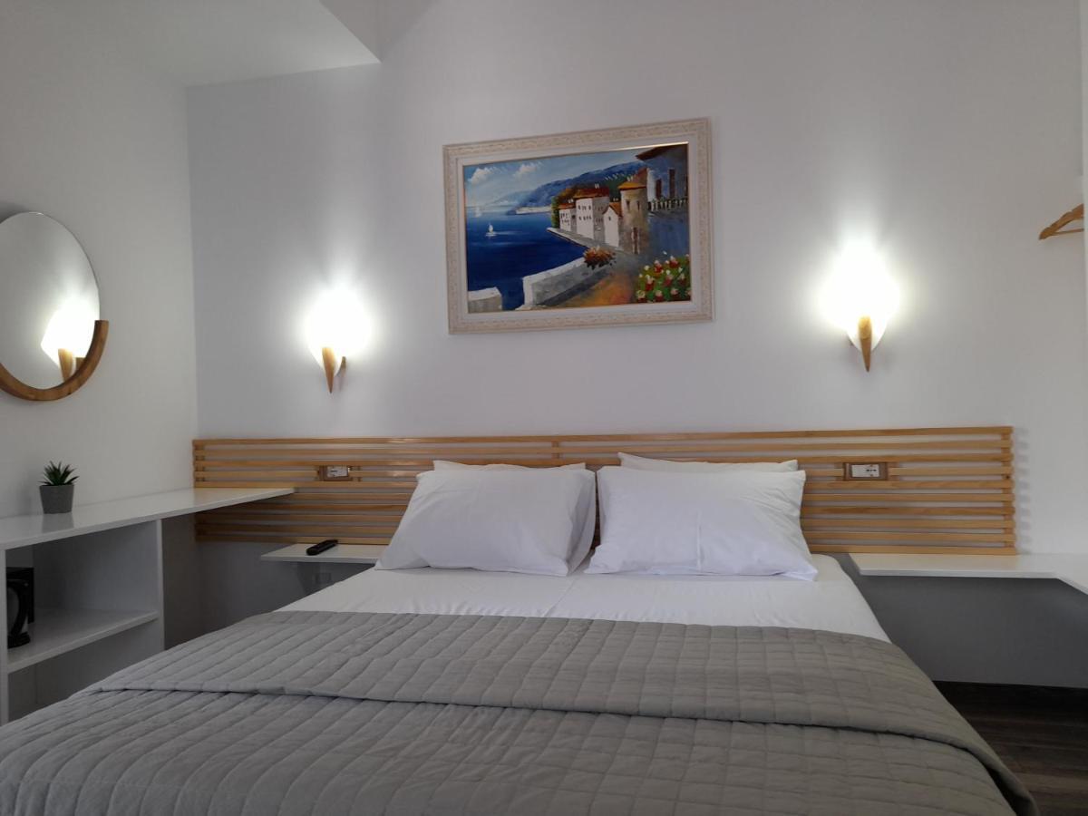 Anxhelos Hotel Химара Экстерьер фото